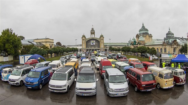 Spanil jzda Prahou v rmci oslavy 70 let modelu Volkswagen Transporter