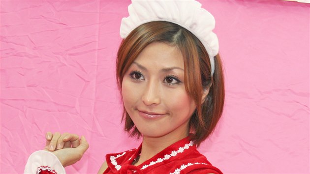 Akari Asahina je idolem fiilmů pro dospělé. Patřila do skupiny BRW 108.