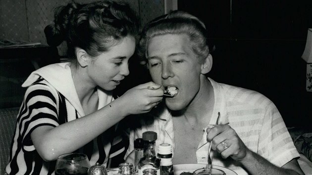 Jerry Lewis a jeho dětská manželka, zní na agenturním popisku snímku z roku 1958.