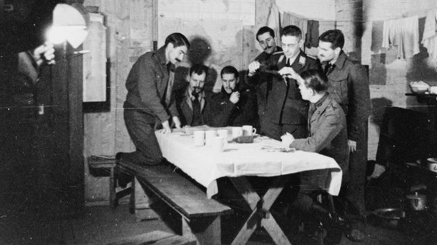Zajatci Stalag Luft III v Saganu s velitelem tábora Hauptmannem Hansem Pieberem. Na snímku jsou i dva aktéři Velkého útěku F/Lt Gilbert Walenn (úplně vlevo) a F/Lt Arnošt Valenta (druhý zleva).