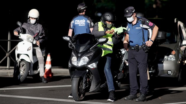 Madridt policist kontroluj dodrovn karantny, kter byla nazena pro vechny pro obyvatele tvrti Puente de Vallecas. (21. z 2020)