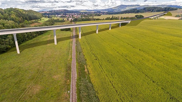 Vizualizace pemostn eleznicn trati u Rovenska pod Troskami. Vrch vpravo je Kozkov. Most by mil 400 metr. Vlevo je pjezd ve smru od Jina, vpravo pak smr Turnov.
