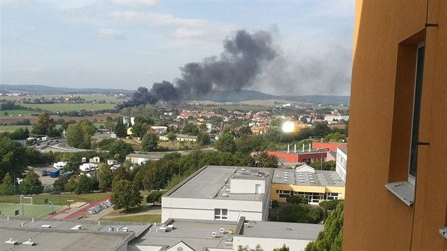 Hořící automobily na 188. kilometru dálnice D1 vyfocené z Brna-Nového Lískovce. (23. září 2020)