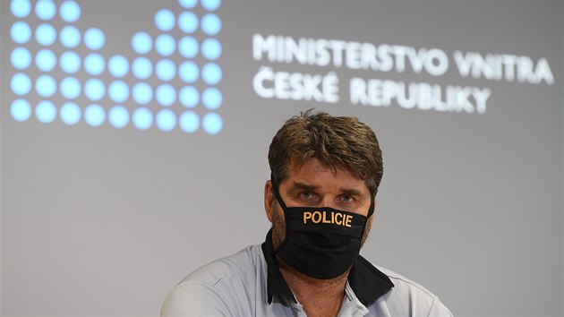 Policejn prezident Jan vejdar vystoupil na tiskov konferenci po jednn stednho krizovho tbu. (23. z 2020)
