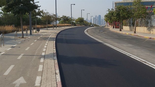 V izraelskm Tel Avivu postavili prvn silnici se zabudovanm elektrickm napjenm pro mstsk autobusy.