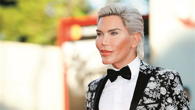 To nen loutka ani hraka  to je skuten lovk, iv Ken Rodrigo Alves, jen se nejprve nechal pedlat podle vzoru znm hraky a nedvno podstoupil dal operace, aby se promnil v enu. Takovch vc je pln bulvr, ta si nechala udlat to a ten zase tohle... kr rameny Bohdan Pomaha. snad ukazuji, e nejsme jen doktoi, kte umj zvtit prsa.