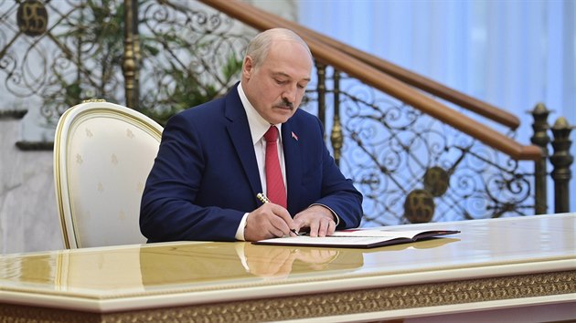 Běloruský vůdce Alexandr Lukašenko nečekaně složil prezidentskou přísahu a pošesté nastoupil do funkce prezidenta. Učinil tak přes masové protesty v zemi. (23. září 2020)