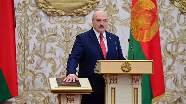 Běloruský vůdce Alexandr Lukašenko nečekaně složil prezidentskou přísahu a pošesté nastoupil do funkce prezidenta. Učinil tak přes masové protesty v zemi. (23. září 2020)