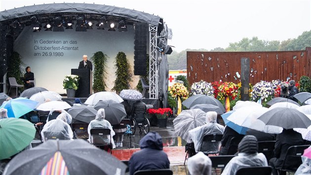 Nmeck prezident Frank-Walter Steinmeier pron e na vzpomnkov slavnosti ku tyicetiletmu vro krvavho bombovho toku na mnichovskm Oktoberfestu. Nejvt tok souvisejc s pravicovm extremismem v djinch povlenho Nmecka stl ivot tinct lid a zranil vce ne dv stovky dalch. (26. z 2020)