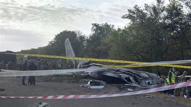 Trosky zříceného ukrajinského letadla An-26 s vojenskými kadety na palubě. (26. září 2020)
