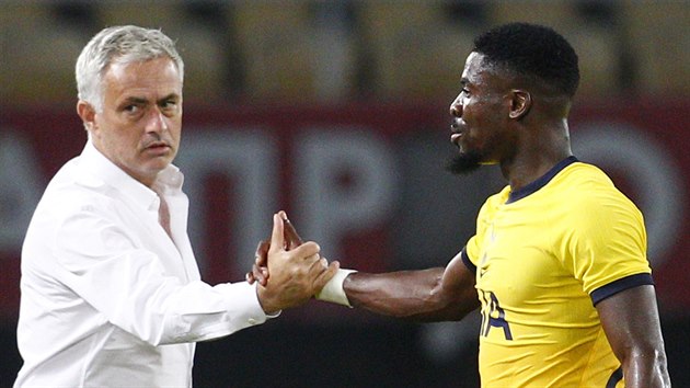 Trenr Jos Mourinho a obrnce Serger Aurier po vtzstv Tottenhamu na hiti kendije Tetovo v pedkole Evropsk ligy.