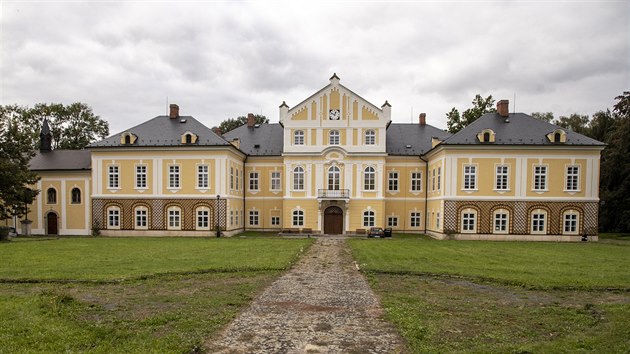 Obnoven� z�mek v Nov� Horce op�tovn� zdob� Pood��, nyn� p�ijde na �adu i zveleben� prostranstv� p�ed honosn�m s�dlem.