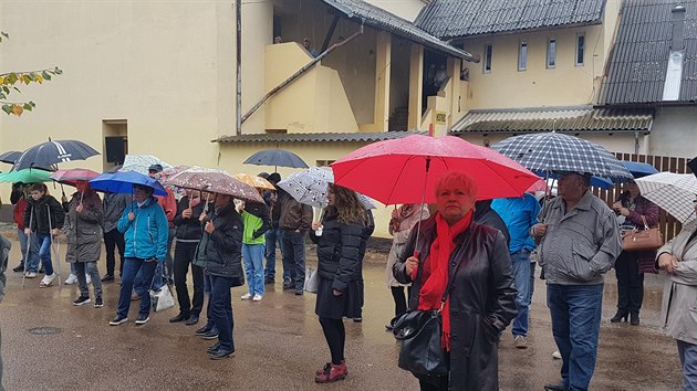 Na odhalení pamětní destičky u lípy Karla Gotta v Újezdu u Svatého Kříže a minimuzea přišly desítky lidí. (26. září 2020)