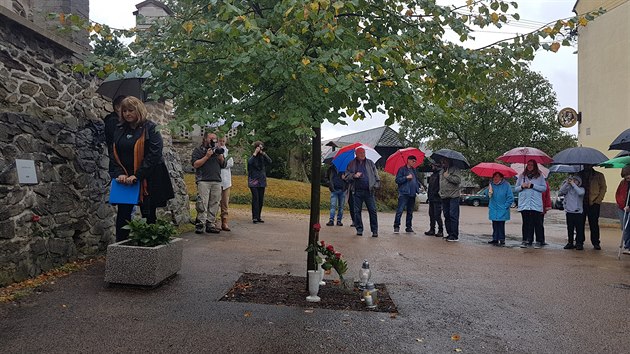 Na odhalení pamětní destičky u lípy Karla Gotta v Újezdu u Svatého Kříže a minimuzea přišly desítky lidí. (26. září 2020)