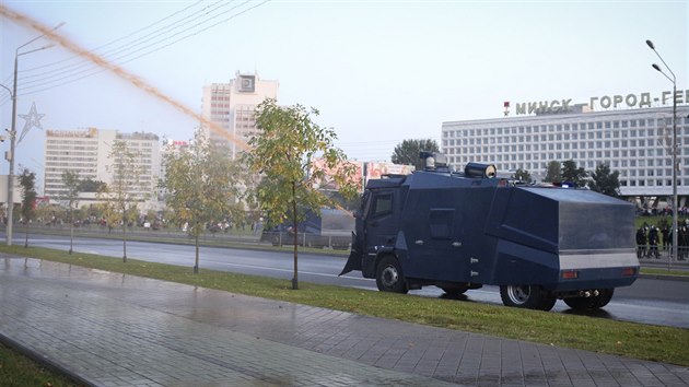 Běloruská policie použila vodní děla k rozehnání demonstrantů, kteří v hlavním městě protestovali proti středeční neohlášené inauguraci Alexandra Lukašenka běloruským prezidentem po zpochybňovaném vítězství v srpnových volbách. (23. září 2020)