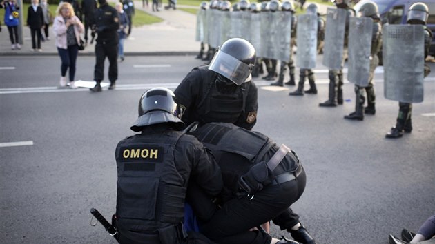 Běloruská policie použila vodní děla k rozehnání demonstrantů, kteří v hlavním městě protestovali proti středeční neohlášené inauguraci Alexandra Lukašenka běloruským prezidentem po zpochybňovaném vítězství v srpnových volbách. (23. září 2020)
