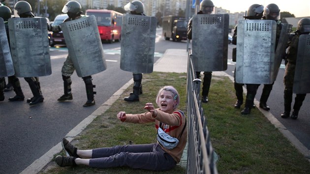 Blorusk policie pouila vodn dla k rozehnn demonstrant, kte v hlavnm mst protestovali proti steden neohlen inauguraci Alexandra Lukaenka bloruskm prezidentem po zpochybovanm vtzstv v srpnovch volbch. (23. z 2020)