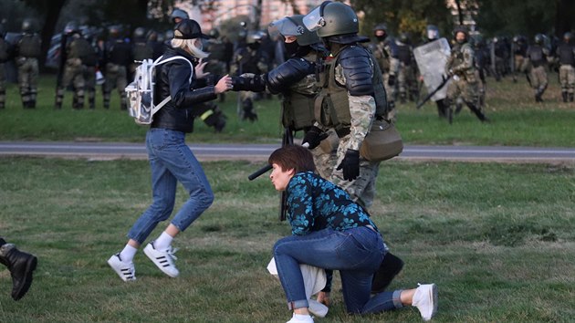 Blorusk policie pouila vodn dla k rozehnn demonstrant, kte v hlavnm mst protestovali proti steden neohlen inauguraci Alexandra Lukaenka bloruskm prezidentem po zpochybovanm vtzstv v srpnovch volbch. (23. z 2020)