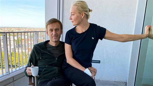 Ldr rusk opozice Alexej Navalnyj zveejnil na Instagramu snmek, jak odpov na nemocninm balkon se svou enou Juli. (21. z 2020)