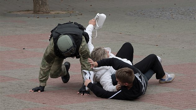 Bělorusové vyrazili na padesátý den protivládních protestů a policie proti nim opět tvrdě zasahovala. Snímek pochází z města Grodno. (27. září 2020)