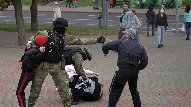 Bělorusové vyrazili na padesátý den protivládních protestů a policie proti nim opět tvrdě zasahovala. Snímek pochází z města Grodno. (27. září 2020)
