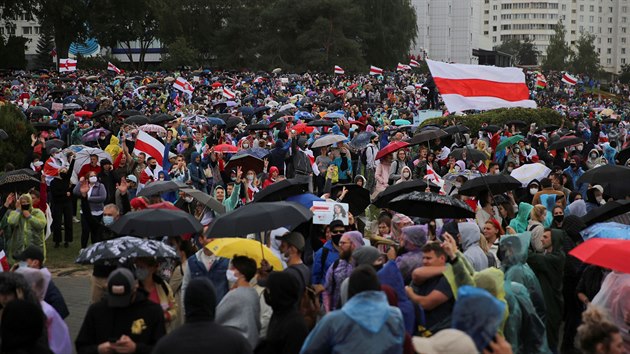 Bělorusové vyrazili na padesátý den protivládních protestů. Snímek pochází z města Minsku. (27. září 2020)
