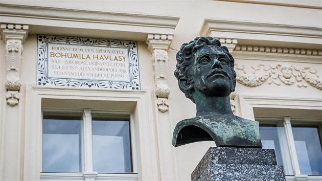 Před domem je busta spisovatele Bohumila Havlasy.