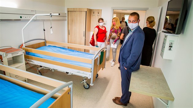 Pacienti budou mít dvoulůžkové pokoje se sociálním zařízením.