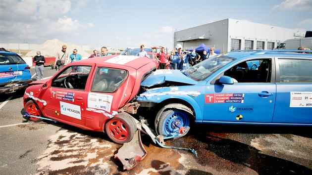 Jednou ze simulovaných situací na Crash Day v Ostrovačicích byla řadová nehoda tří aut. Vepředu stála Škoda Karoq, do níž postupně narazila vozidla Fiat Seicento a Ford Mondeo.