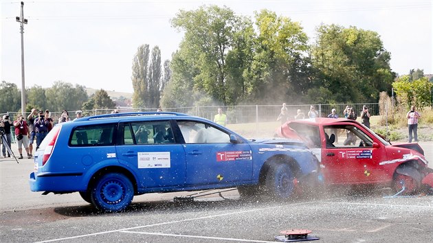 Jednou ze simulovaných situací na Crash Day v Ostrovačicích byla řadová nehoda tří aut. Vepředu stála Škoda Karoq, do níž postupně narazila vozidla Fiat Seicento a Ford Mondeo.