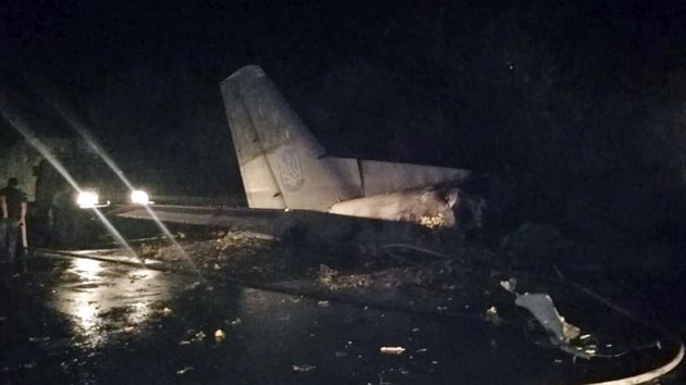 Dvacet pt lid zahynulo, kdy se v ptek veer na vchod Ukrajiny ztil vojensk letoun. Antonov An-26 podle ukrajinsk civiln ochrany havaroval u msta ugujev v Charkovsk oblasti. (25. z 2020)