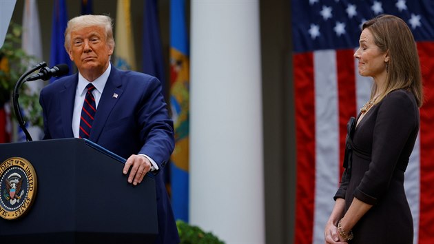 Americký prezident Donald Trump si za kandidátku na novou soudkyni Nejvyššího soudu USA vybral konzervativní soudkyni Amy Coneyovou Barrettovou (vpravo). (26. září 2020)