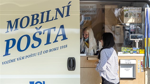 Česká pošta představila v Náchodě takzvanou Mobilní poštu. Ve speciálně upravených vozech funguje běžná poštovní přepážka. (22. září 2020)
