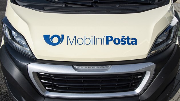 Česká pošta představila v Náchodě takzvanou Mobilní poštu. Ve speciálně upravených vozech funguje běžná poštovní přepážka. (22. září 2020)
