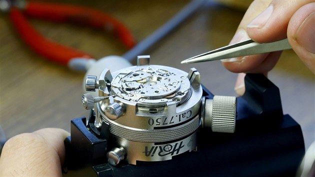 Hodin pracuje na strojku v zvod vcarskho vrobce hodinek Maurice de Mauriac v Curychu. (8. z 2020)