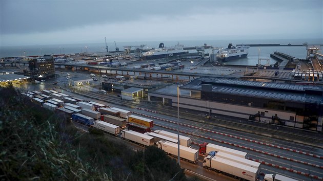 Nákladní auta čekají na trajekty v přístavním městě Dover. Britská vláda již přiznala, že bez dohody bude v Lamanšském průlivu denně čekat na cestě do Evropy sedm tisíc nákladních aut ve frontách, které mohou trvat až dva dny. (1. února 2020)