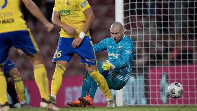 Zlnsk brank  Stanislav Dostl dostv vlastn gl na Spart od spoluhre Petra Jirka.