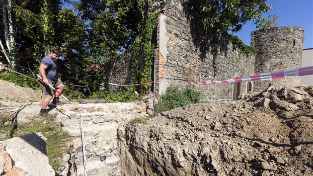 Archeologické nálezy v Lipníku nad Bečvou v ulici Novosady v místech bývalé školy, která byla loni zbourána. V oblasti probíhá záchranný archeologický výzkum pro přípravu projektu obnovy části hradeb. Na snímku základ pozdně gotické obvodové městské hradby z 1. třetiny 16. století. Na spodní 240 cm širokou část byla později postavena užší ohradní zeď. K hradbě přiléhá středověké a novověké souvrství, na kterém je patrný stavební výkop pro založení hradby. Na snímku je archeolog Muzea Komenského v Přerově Zdeněk Schenk.