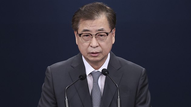 Jihokorejsk politick pedstavitel Suh Hoon pi tiskov konferenci v Soulu informuje o omluv Kim ong-una. (25. z 2020)