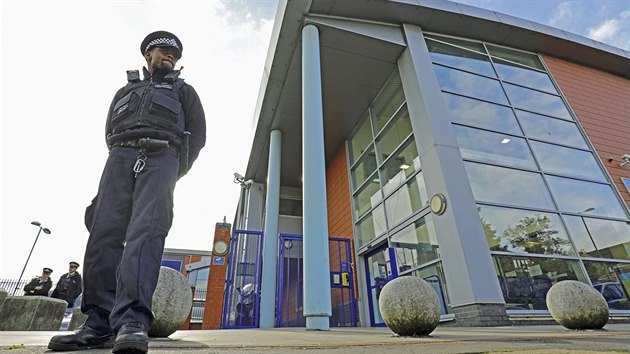 Policista před policejní stanicí v Croydonu (25. září 2020)