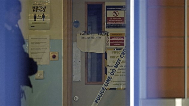 Policejn pska na mst inu u policejn stanice v Croydonu. (25. z 2020)