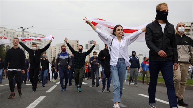 Pznivci opozice demonstruj proti vsledkm prezidentskch voleb v bloruskm Minsku. (27. z 2020)