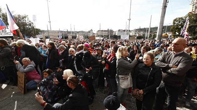 Účastníci demonstrace proti novým vládním opatřením proti šíření koronaviru na Palackého náměstí v Praze. (27. září 2020)
