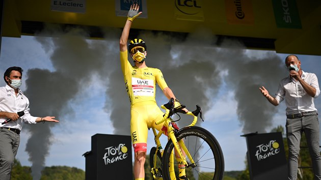 VE LUT. Tadej Pogaar ped startem posledn etapy Tour de France.