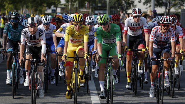 Tadej Pogaar a Sam Bennett bhem posledn etapy Tour de France.