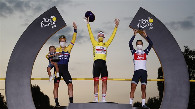 Tadej Pogaar se raduje z vtzstv Tour de France. Vedle nj je druh Primo Rogli (vlevo) a tet Richie Porte.