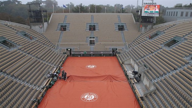 Druhý den tenisového Roland Garros ovlivnil déšť.