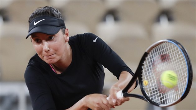 Francouzka Ocane Dodinov bhem zpasu proti Pete Kvitov na Roland Garros.