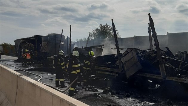 Při tragické nehodě na D1 vznikl požár, tři lidé nepřežili. (23. září 2020)