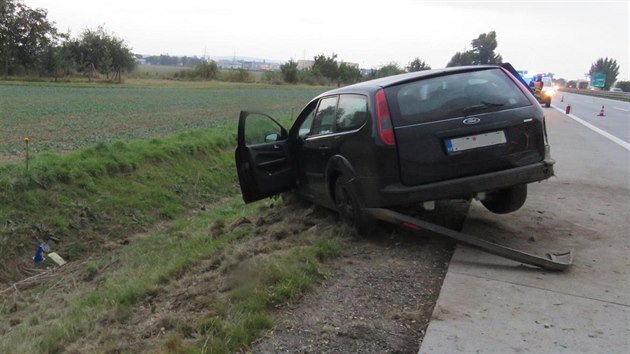 S ernm fordem vyrazil na dlnici D2 do protismru, s autem nakonec skonil v pkopu.